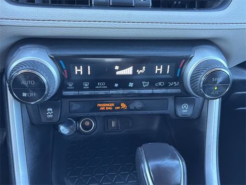 Used 2021 Toyota RAV4 XLE Premium image 23