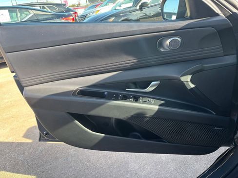 Used 2025 Hyundai Elantra Limited image 18