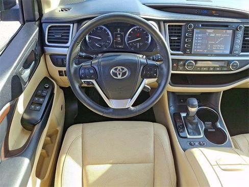 Used 2014 Toyota Highlander Limited image 2