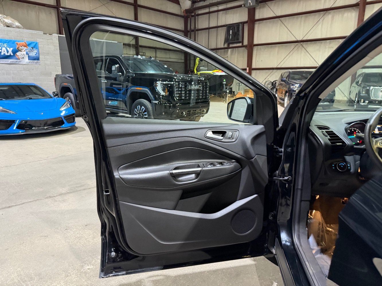 Used 2017 Ford Escape SE w/ Equipment Group 201A FWD image 11