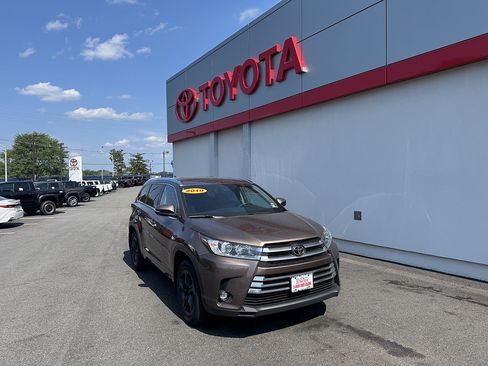 Certified 2019 Toyota Highlander Limited AWD/4WD image 1