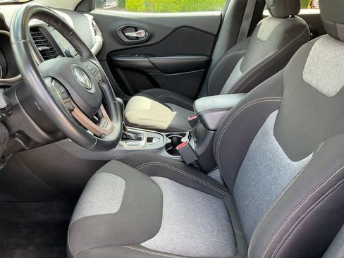 Used 2017 Jeep Cherokee Sport FWD image 4