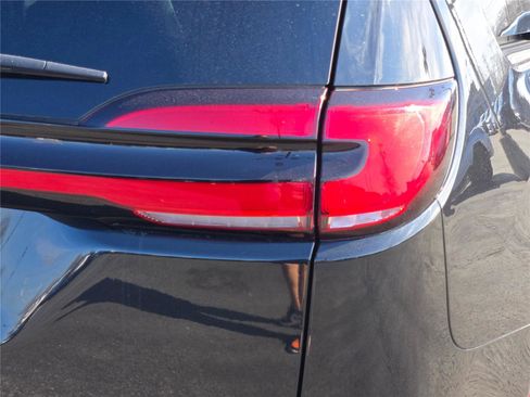 Certified 2022 Chrysler Pacifica Touring-L w/ Uconnect Theater Family Group image 15