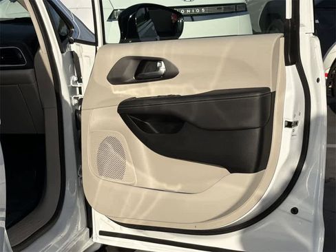 Used 2024 Chrysler Pacifica Select image 34