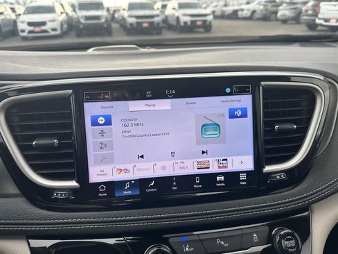 Used 2024 Chrysler Pacifica Select image 39