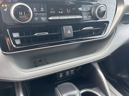 Used 2022 Toyota Highlander XLE image 23