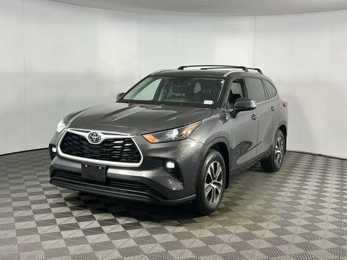 Used 2024 Toyota Highlander XLE image 3