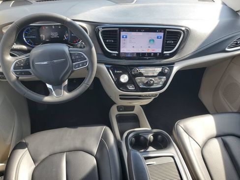 Used 2024 Chrysler Pacifica Limited FWD image 12