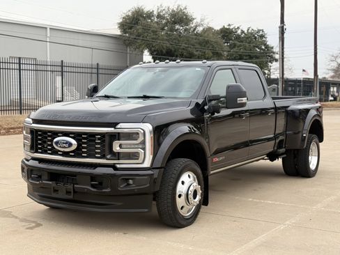 Used 2025 Ford F450 Platinum w/ FX4 Off-Road Package image 3