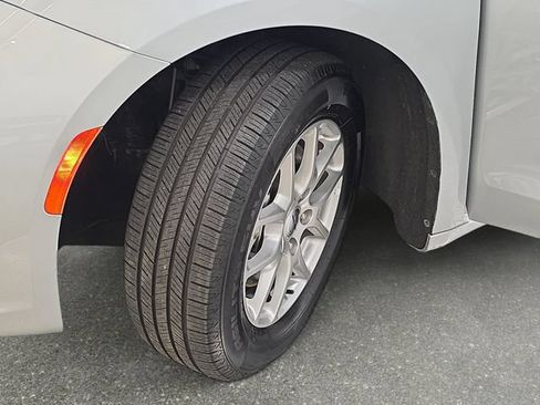 Used 2024 Chrysler Pacifica Touring-L FWD image 31