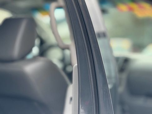 Used 2011 Nissan Frontier SL w/ Moonroof Pkg image 5