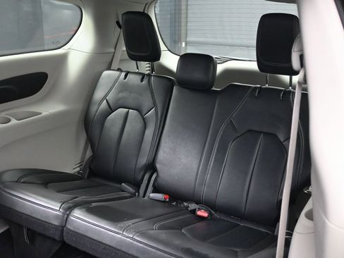 Used 2024 Chrysler Pacifica Touring-L image 33