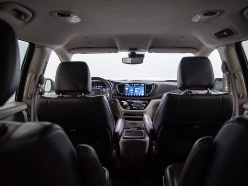 Used 2024 Chrysler Pacifica Limited FWD image 30