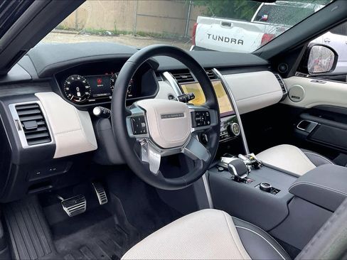 Used 2023 Land Rover Discovery Metropolitan Edition image 18