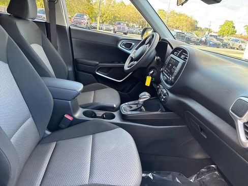 Used 2025 Kia Soul LX w/ LX Technology Package image 13