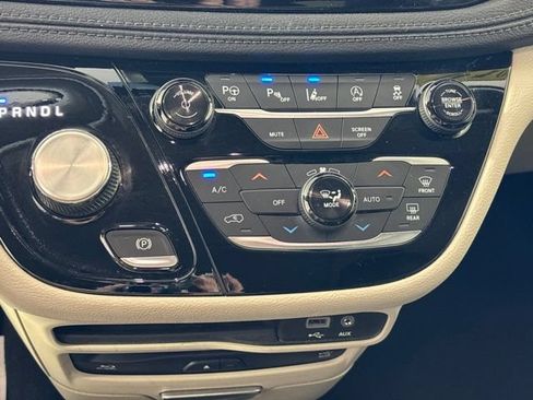 Used 2019 Chrysler Pacifica Limited w/ Tire & Wheel Group FWD image 16