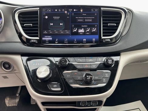Used 2024 Chrysler Pacifica Touring-L image 14