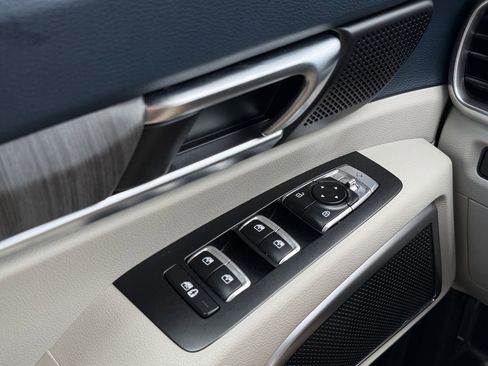 Used 2025 Kia Telluride EX w/ EX Captain's Chair Package image 23