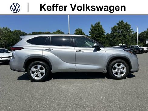 Used 2022 Toyota Highlander LE FWD image 6