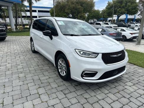 Used 2024 Chrysler Pacifica Touring FWD image 16