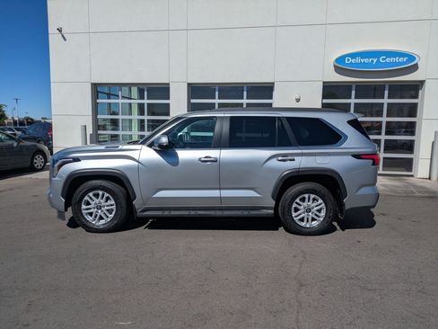 Used 2025 Toyota Sequoia SR5 AWD/4WD image 10