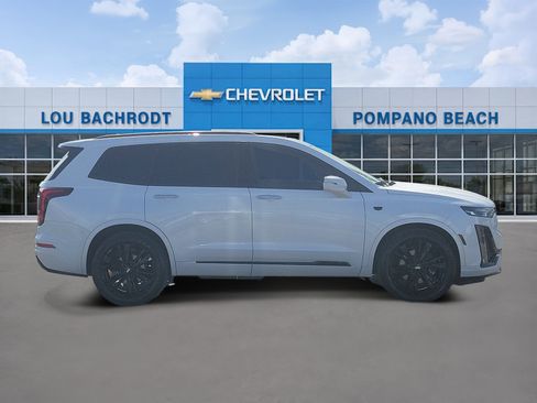 Used 2022 Cadillac XT6 Premium Luxury FWD image 2