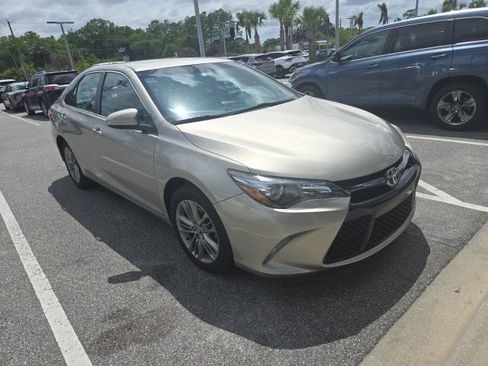 Used 2016 Toyota Camry SE image 2