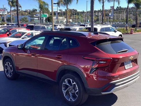 Used 2025 Chevrolet Trax LT w/ LT Convenience Package image 7