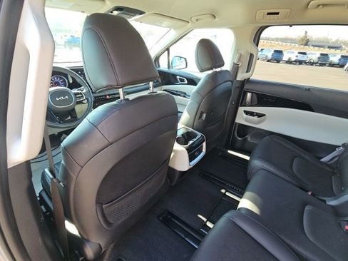 Used 2024 Kia Carnival EX image 28