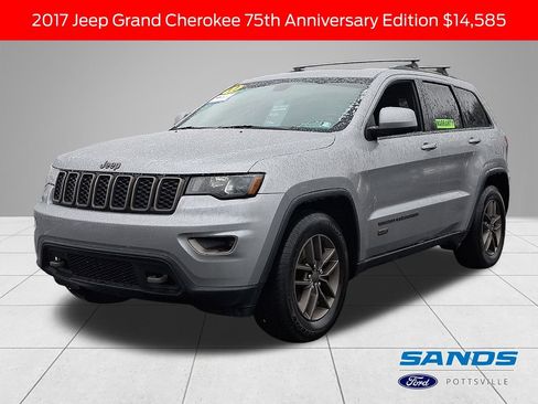 Used 2017 Jeep Grand Cherokee Laredo image 1