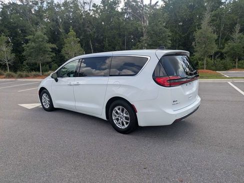 Used 2023 Chrysler Pacifica Touring-L FWD image 5