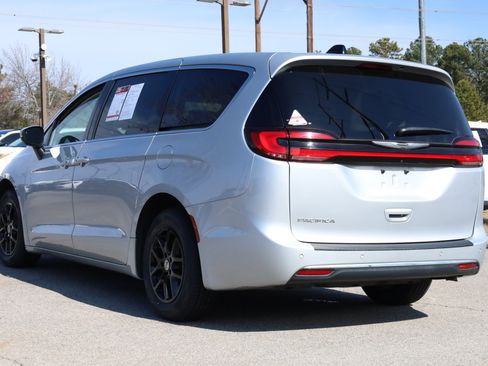 Used 2023 Chrysler Pacifica Touring-L image 3