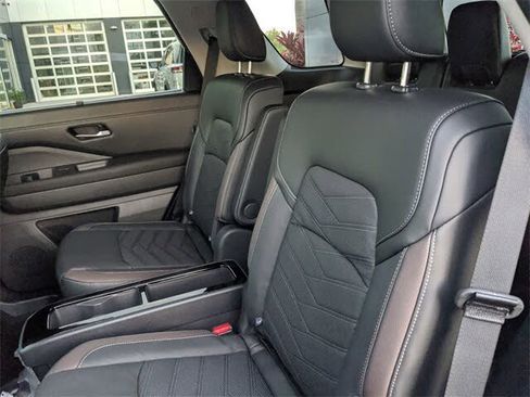 New 2025 Nissan Pathfinder Platinum image 13