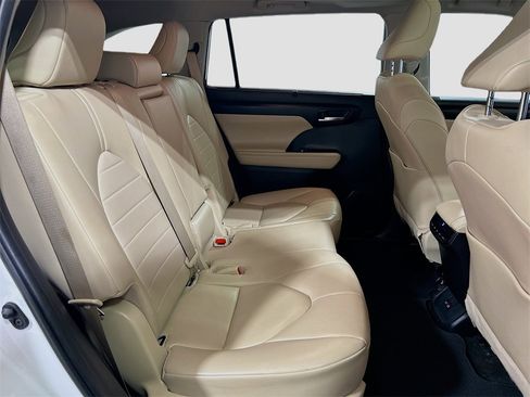 Used 2023 Toyota Highlander XLE image 26