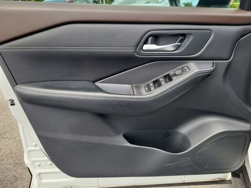 Used 2023 Nissan Rogue SV w/ SV Premium B Package FWD image 18