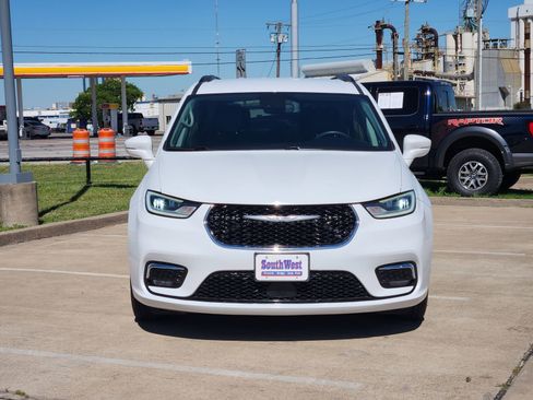 Used 2022 Chrysler Pacifica Touring-L image 6