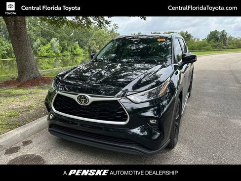 Used 2024 Toyota Highlander XLE FWD image 1