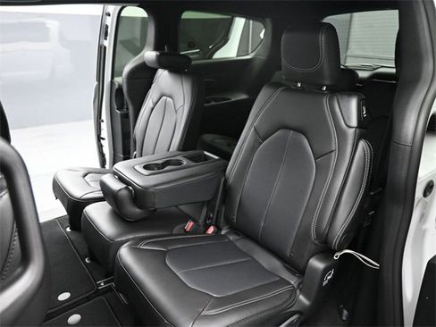 New 2026 Chrysler Pacifica Select image 16