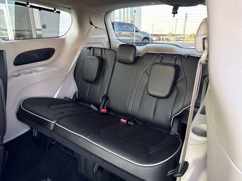 Used 2024 Chrysler Pacifica Limited image 28