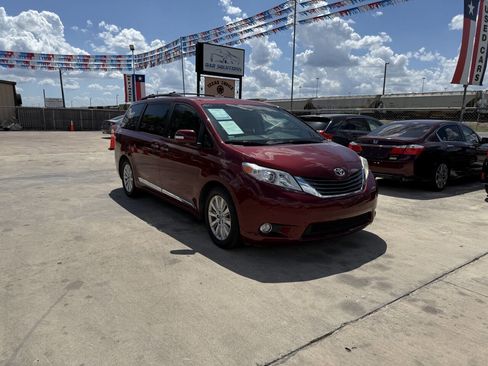Used 2014 Toyota Sienna Limited w/ Limited Premium Package FWD image 3