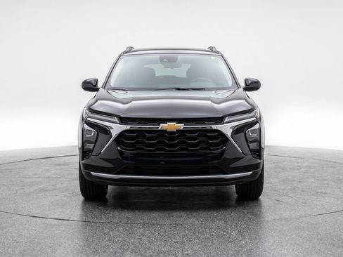 Used 2025 Chevrolet Trax LT FWD image 2