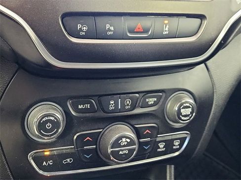 Used 2019 Jeep Cherokee Trailhawk image 20