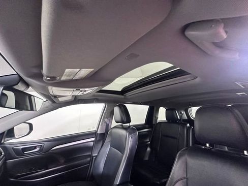 Used 2018 Toyota Highlander XLE AWD/4WD image 25