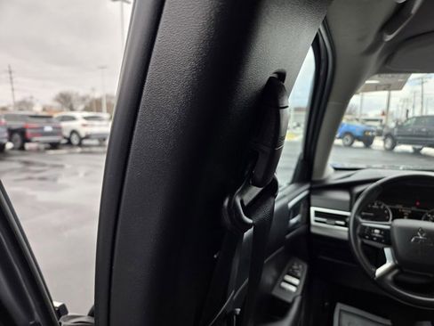 Used 2022 Mitsubishi Outlander SE image 30