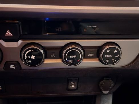 Used 2018 Toyota Tacoma SR5 AWD/4WD image 17