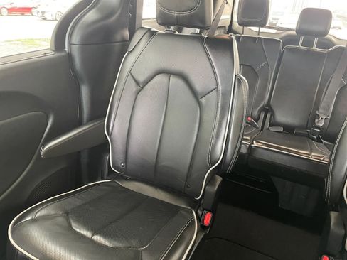 Used 2025 Chrysler Pacifica Limited image 46