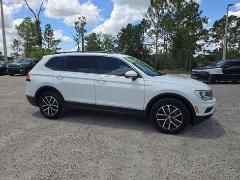 Used 2021 Volkswagen Tiguan SE w/ Panoramic Sunroof Package FWD image 2