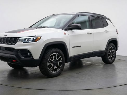 Used 2025 Jeep Compass Trailhawk image 3