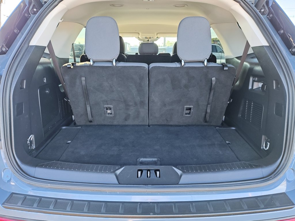 Used 2025 Ford Explorer Active AWD/4WD image 9