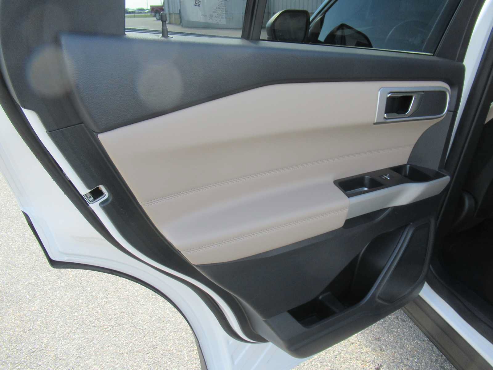 Used 2020 Ford Explorer XLT w/ Equipment Group 202A AWD/4WD image 17